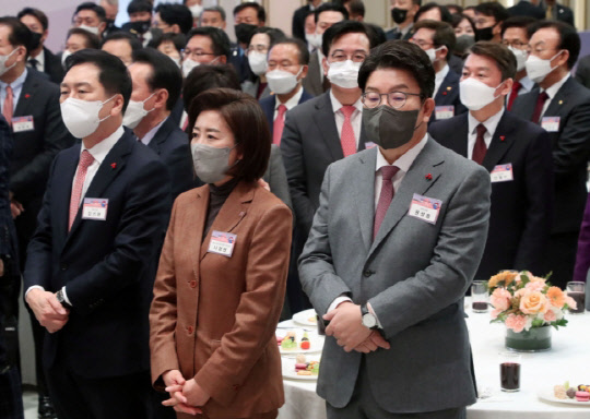 국민의힘 김기현, 권성동, 안철수 의원(가나다 순)과 나경원 전 의원이 2일 청와대 영빈관에서 열린 '2023년 신년인사회'에 참석하고 있다. <연합뉴스>